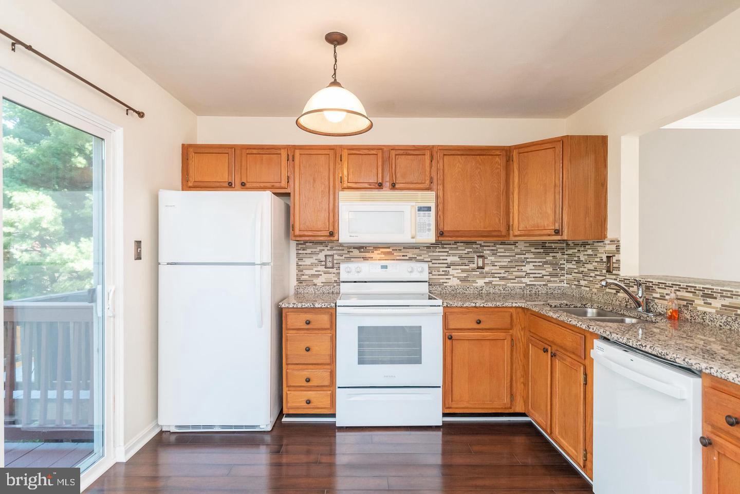 CONSTANT FRIENDSHIP - Residential Lease