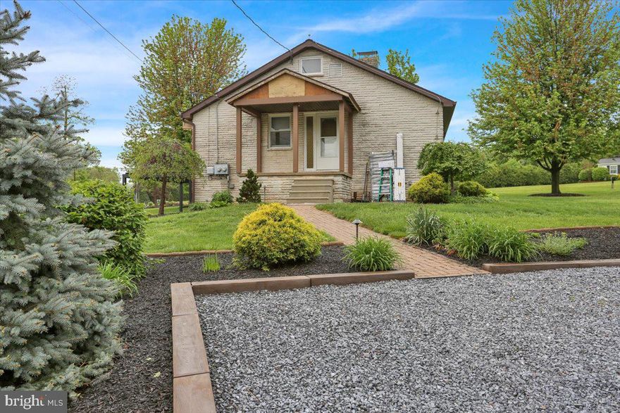 This first floor apartment is available for rent in Hamburg schools. Offering 1 bedroom and 1 bathroom. Laundry is also in unit. Owner
pays water, sewer, trash and heat, lawn and snow.