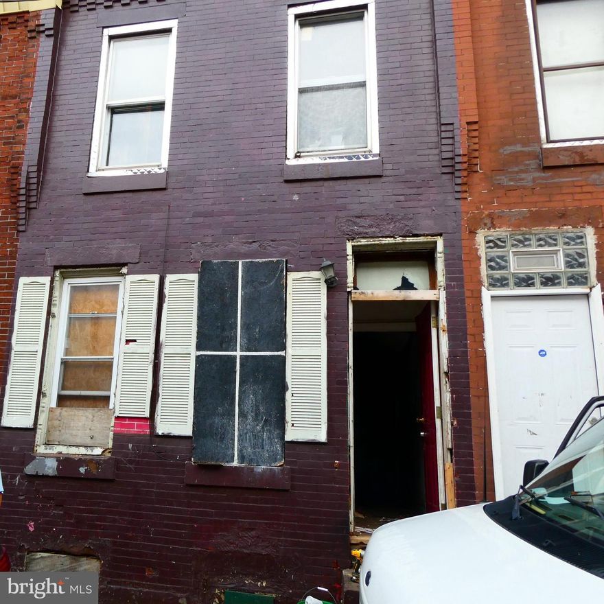 **KENSINGTON 3 BED/1 BATH READY TO BE YOUR N EXT PROJECT**  All offers will be presented, property is sold in as is condition,  buyer is responsible for u/o, deposit of $2500 must be made within 3 days of signed agreement of sale. Currently drive by only.  It is suggested buyer uses MBA Abstract for title.