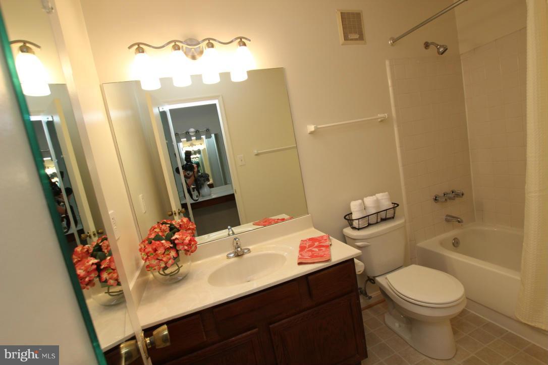 THE OAKTON - Residential Lease