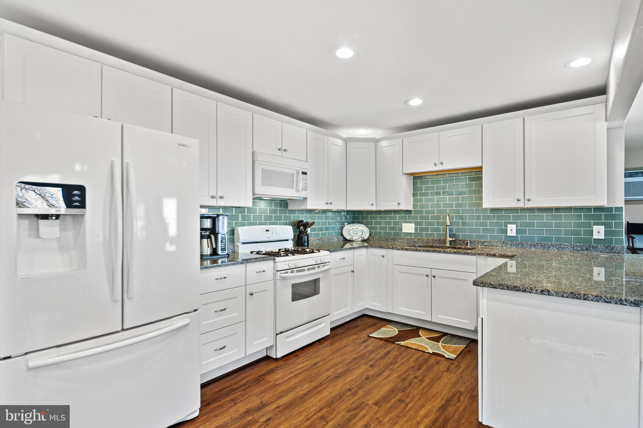 COUNTRY CLUB ESTATES - Residential