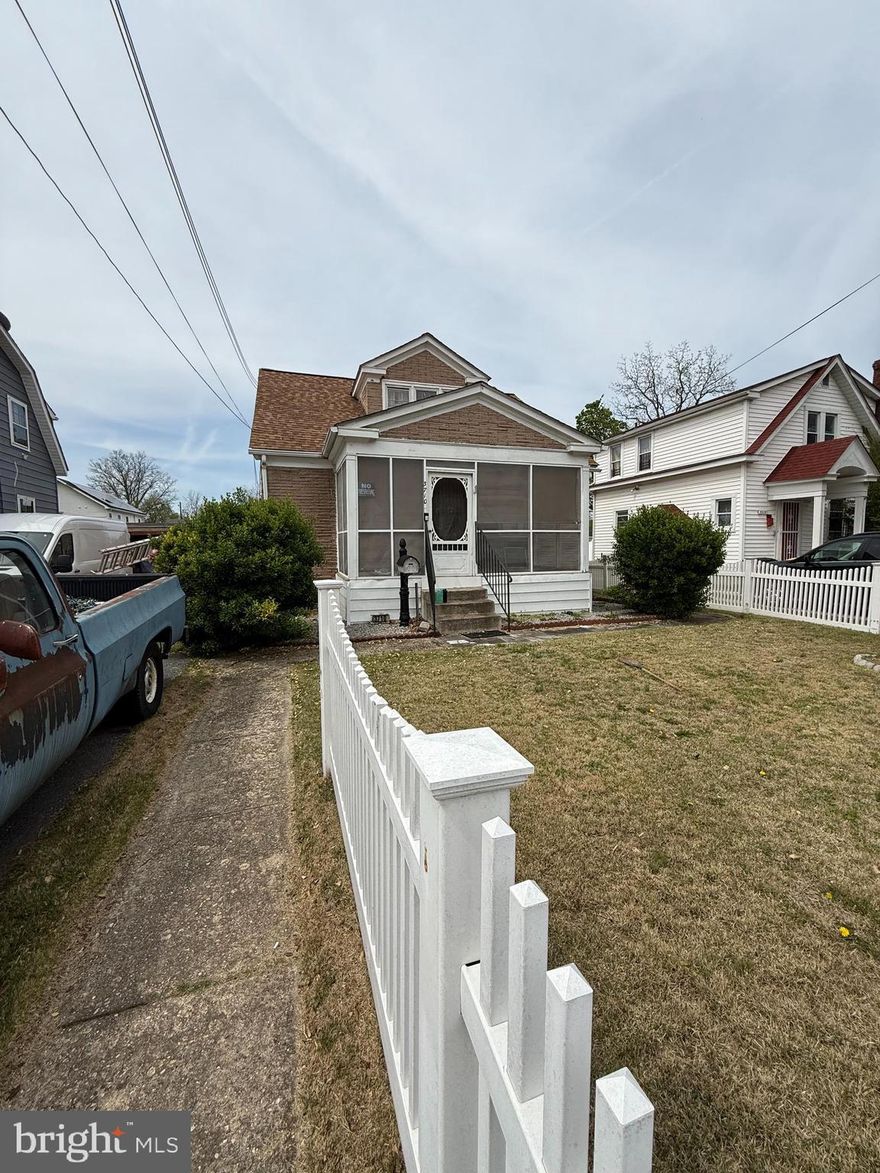 INVESTOR OPPORTUNITY !

This spacious 5-bedroom, 2 bathroom home offers over 1,400 sqft of living space, presenting a prime opportunity for investors or savvy buyers ready to bring their vision to life. Situated on a generous lot, the property features a large backyard. This property is being sold strictly as-is. Don't miss the chance to transform this property into a standout residence. Schedule your showing today!