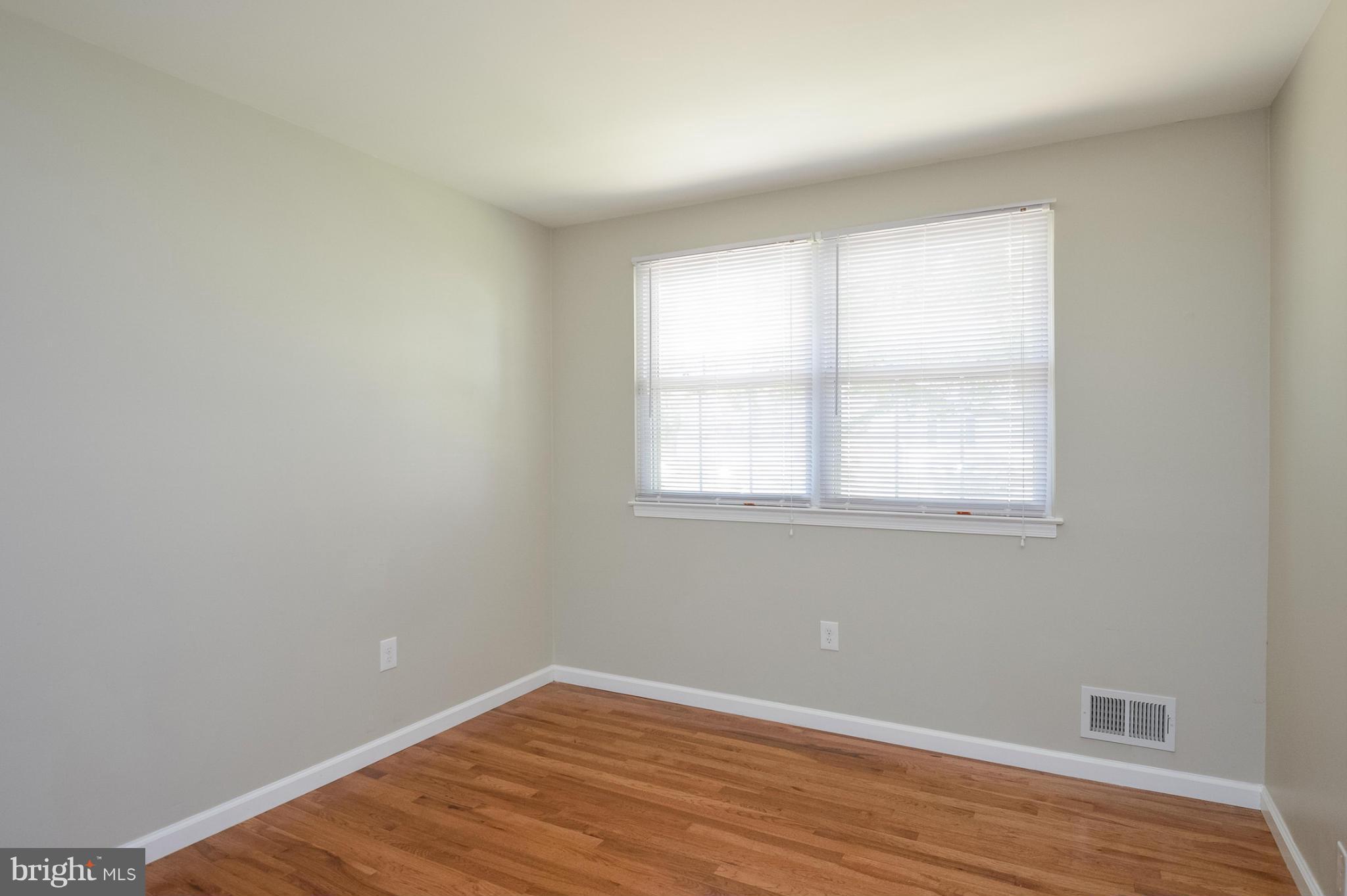 WOODLAND BEACH - Residential