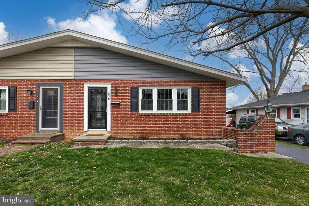 Photo of 530 GOLDEN ST, LITITZ, PA 17543 (MLS # PALA2032132)