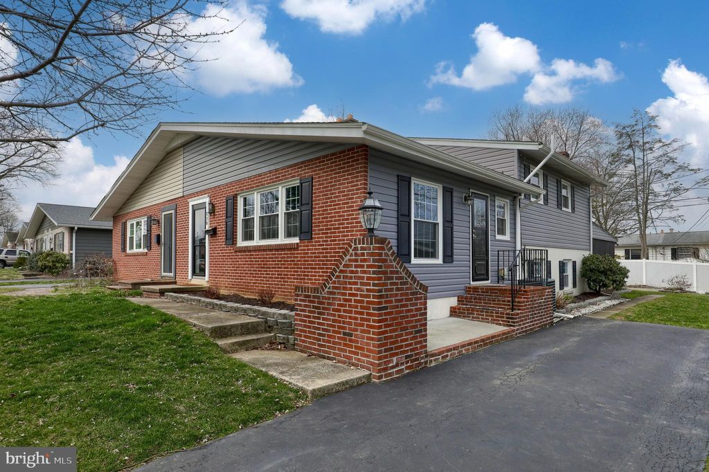 Photo of 530 GOLDEN ST, LITITZ, PA 17543 (MLS # PALA2032132)