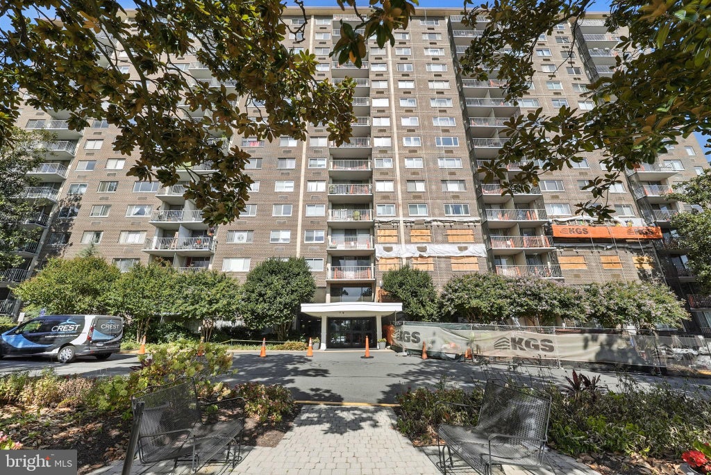 Photo of 2059 Huntington Avenue #707, ALEXANDRIA, VA 22303 (MLS # VAFX2267002)