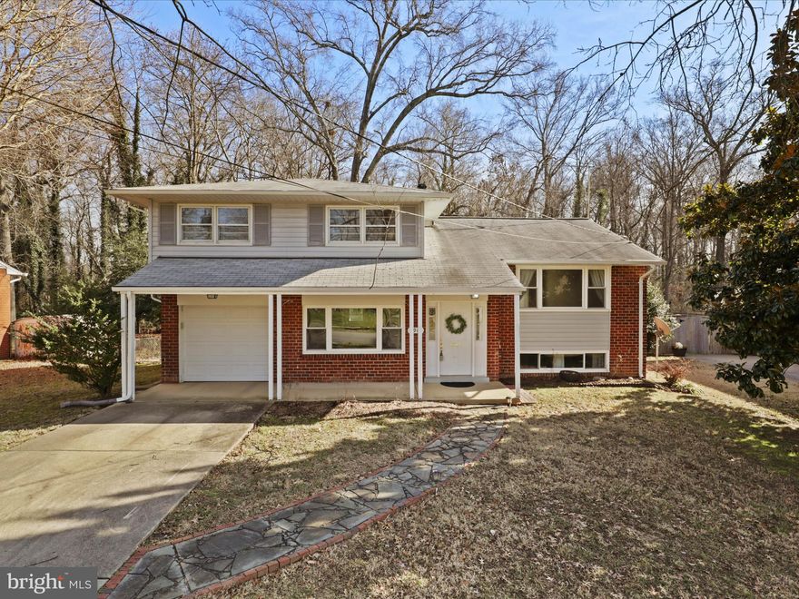 Welcome to this beautiful home in Potomac Valley just off of the GW Parkway near Fort Hunt Park.  Four levels of flexible space include a fully updated kitchen and hardwood floors throughout. You'll enjoy lots of natural light and a recently renovated lower level as well.  Large, fully fenced yard backs to woods and Ft Hunt Park. Single car garage with opener and lots of parking.  Great for commuters, close to Old Town and DC. Don't miss this great opportunity.