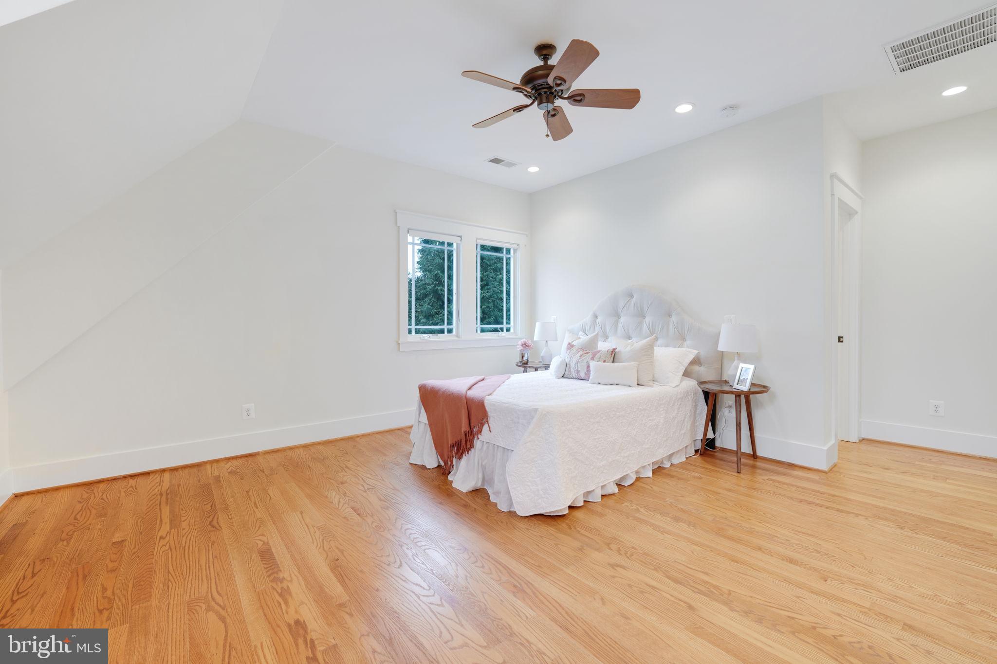 VIENNA WOODS - Residential