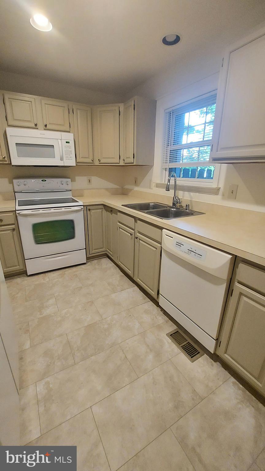 CHESAPEAKE CLUB CONDOS - Residential