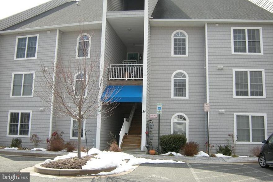 FRESHLY PAINTED.  FIRST FLOOR  2 BEDROOM 2 BATH WATERFRONT CONDO AVAILABLE FOR RENT. BALCONY TO ENJOY THE BEAUTIFUL WATER VIEWS. GAS FIREPLACE, HARDWOOD FLOORS IN LIVING/DINING, KITCHEN AREAS. MASTER BATH WITH SEPARATE SHOWER AND GARDEN TUB...