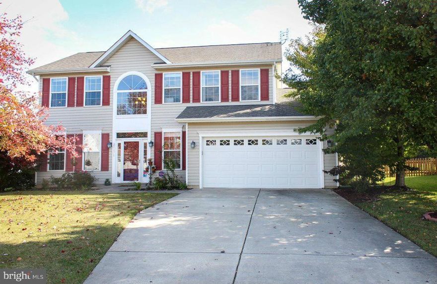 BEAUTIFUL NEW HOME FOR THE HOLIDAYS...JUST MOVE RIGHT IN! VERY WELL MAINTAINED WITHOPEN FLOOR PLAN FEATURES WIDE PLANK WOOD FLOORS, 2 STORY FOYER, FORMAL LIV/DIN RMS, LARGE BREAKFAST ROOM, OPEN KITCHEN TO FAMILY RM W/FIREPLACE. MASTER SUITE HAS CATHEDRAL CEILING & WONDERFUL WALK-IN CLOSET. DELUXE MSTR BATH HAS SEP SHOWER, JETTED TUB & DOUBLE VANITIES. GREAT FENCED YARD ENJOY COMMUNITY BEACH ACCESS