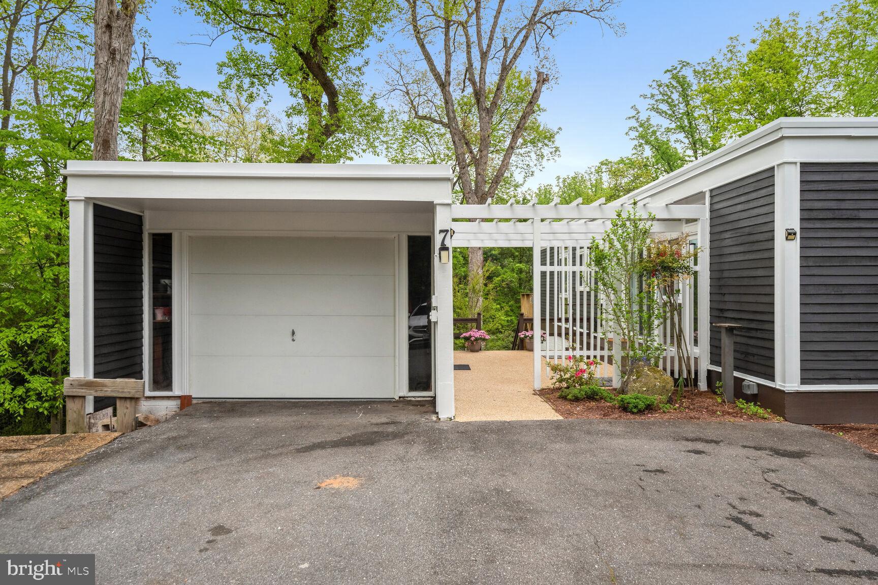 CARDEROCK SPRINGS - Residential