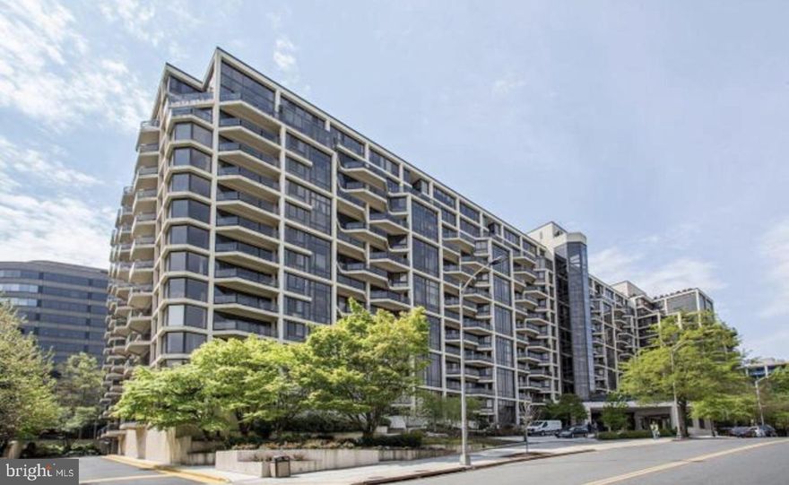 Welcome to The Atrium-an upscale condominium in the heart of Rosslyn, just steps from the Rosslyn Metro and minutes to Georgetown! This spacious, move-in-ready 1-bedroom home features floor-to-ceiling windows, hardwood floors, a private balcony, in-unit washer/dryer, and two closets in the primary bedroom-including a walk-in. Enjoy the convenience of garage parking and extra storage - all included.
Residents enjoy premium amenities: 24-hour concierge, outdoor pool, tennis court, fitness center, sauna, and more. Walk to shops, restaurants, and parks, with easy access to Metro, major highways, and both DCA and Dulles airport.