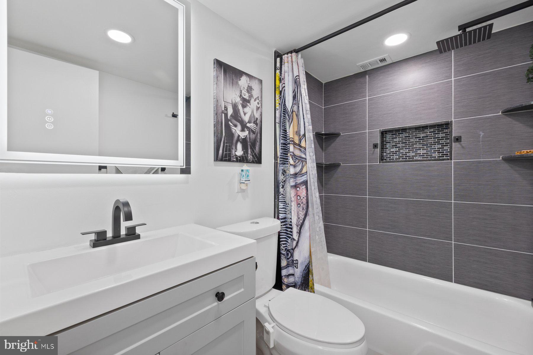 AMERICANA CENTRE - Residential Lease