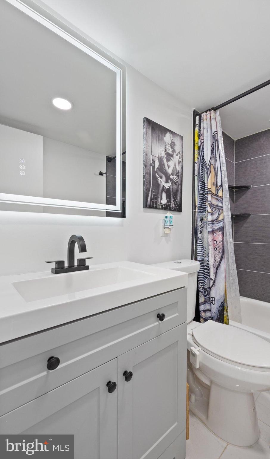 AMERICANA CENTRE - Residential Lease