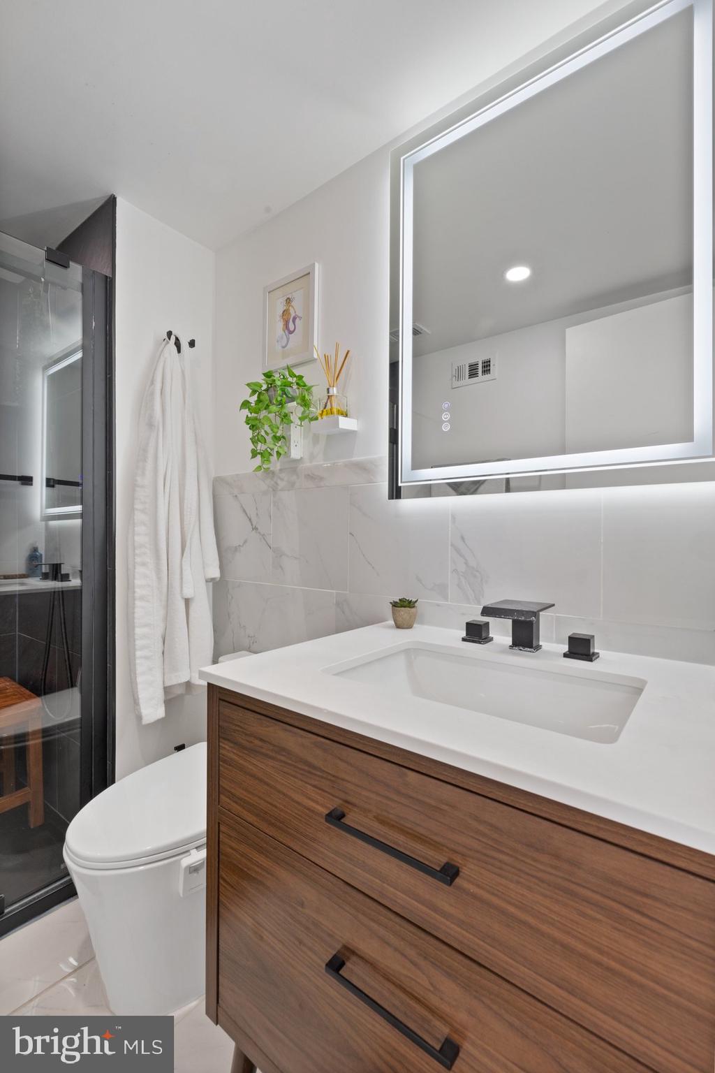 AMERICANA CENTRE - Residential Lease