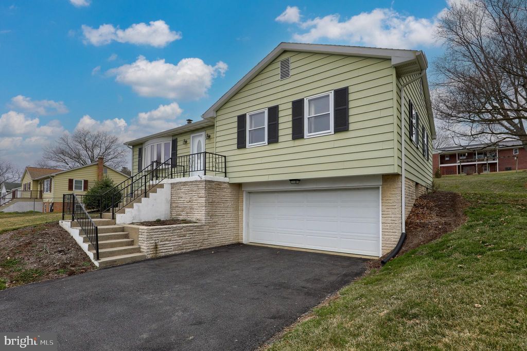 Photo of 317 SOUTHVIEW DR, EPHRATA, PA 17522 (MLS # PALA2031396)