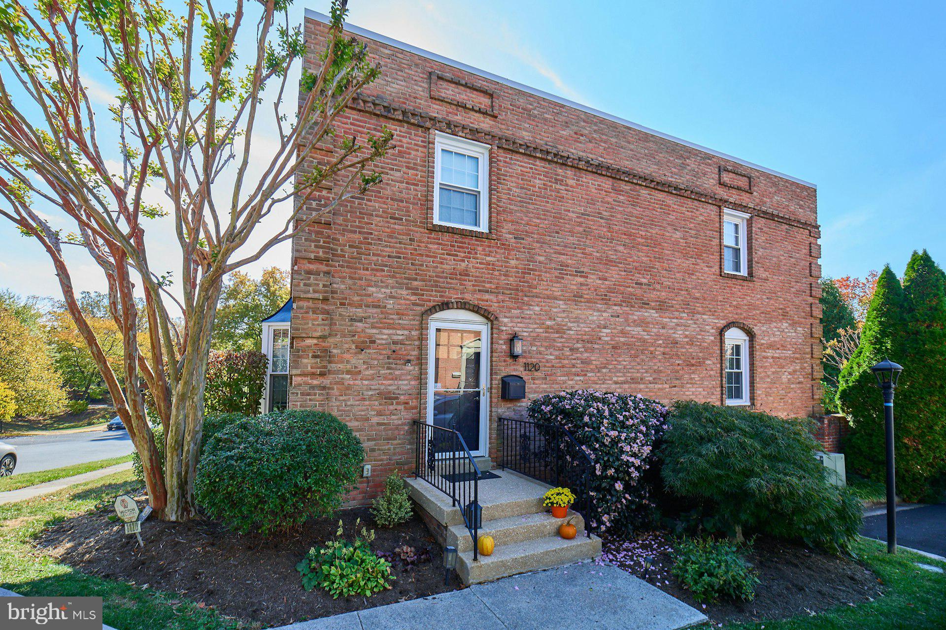 1120 KENSINGTON ROAD