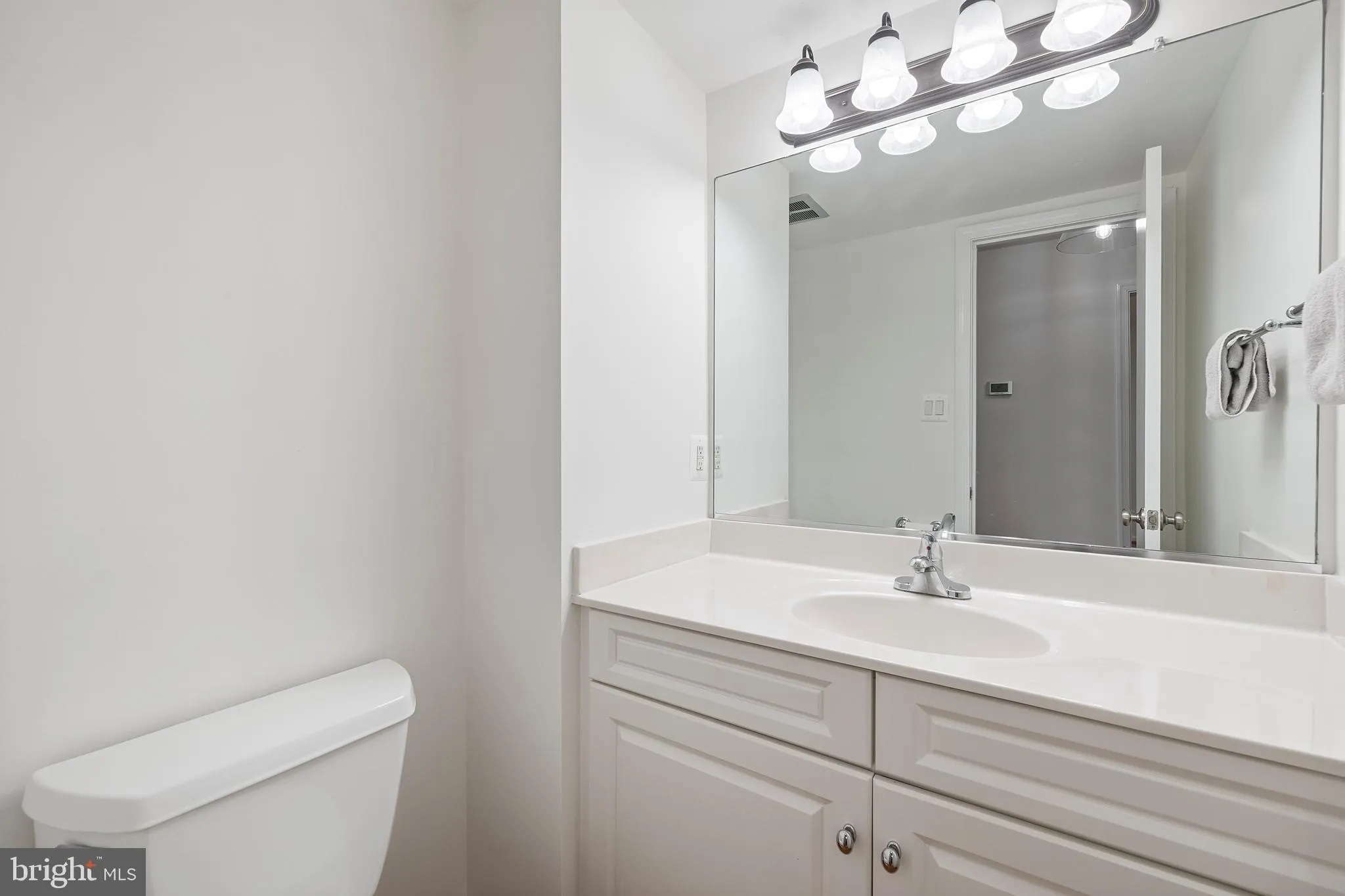 Vienna, Virginia 22180, United States, 3 Bedrooms Bedrooms, ,4 BathroomsBathrooms,Residential,Pending,115837