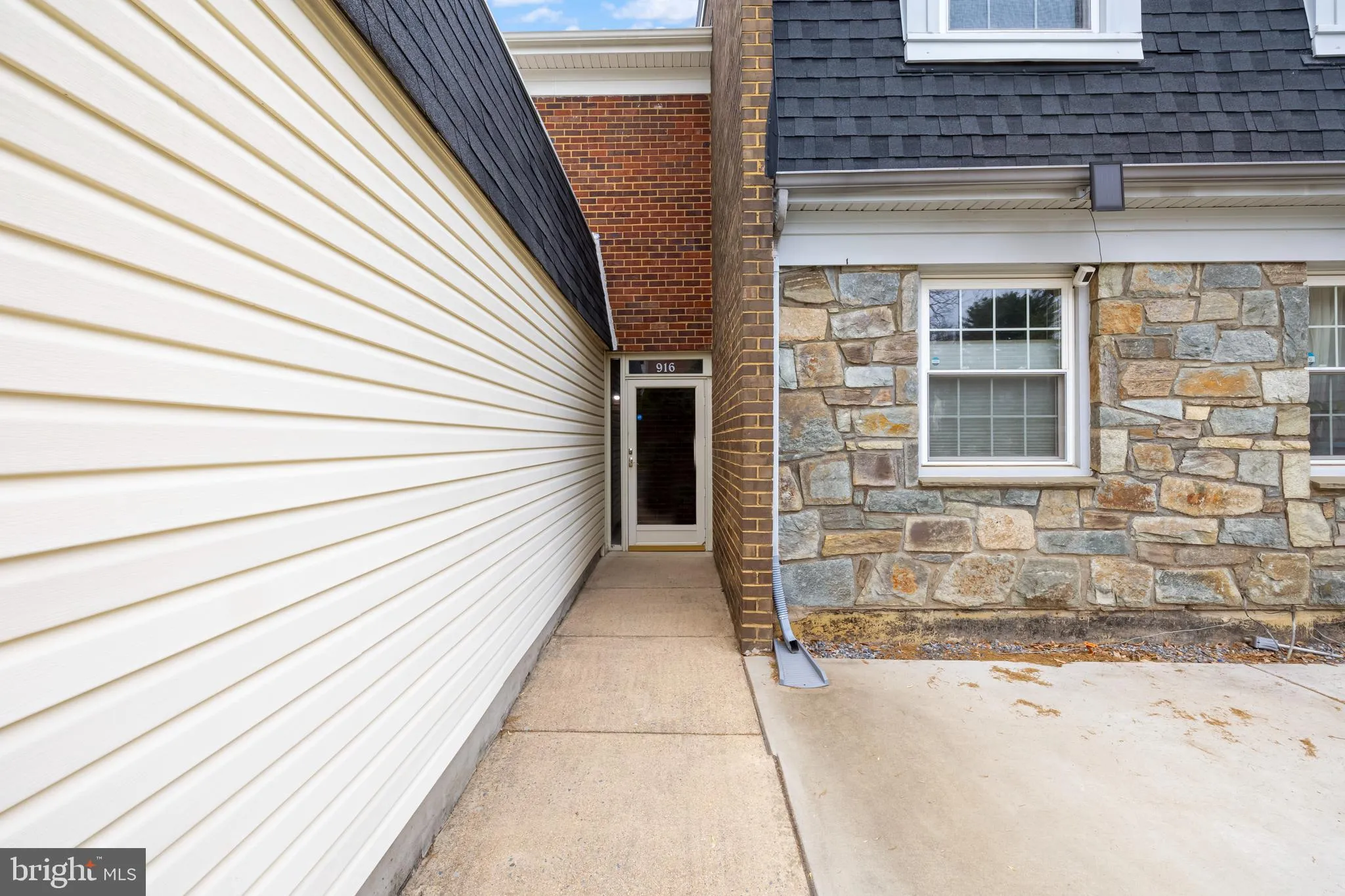 Vienna, Virginia 22180, United States, 3 Bedrooms Bedrooms, ,4 BathroomsBathrooms,Residential,Pending,115837