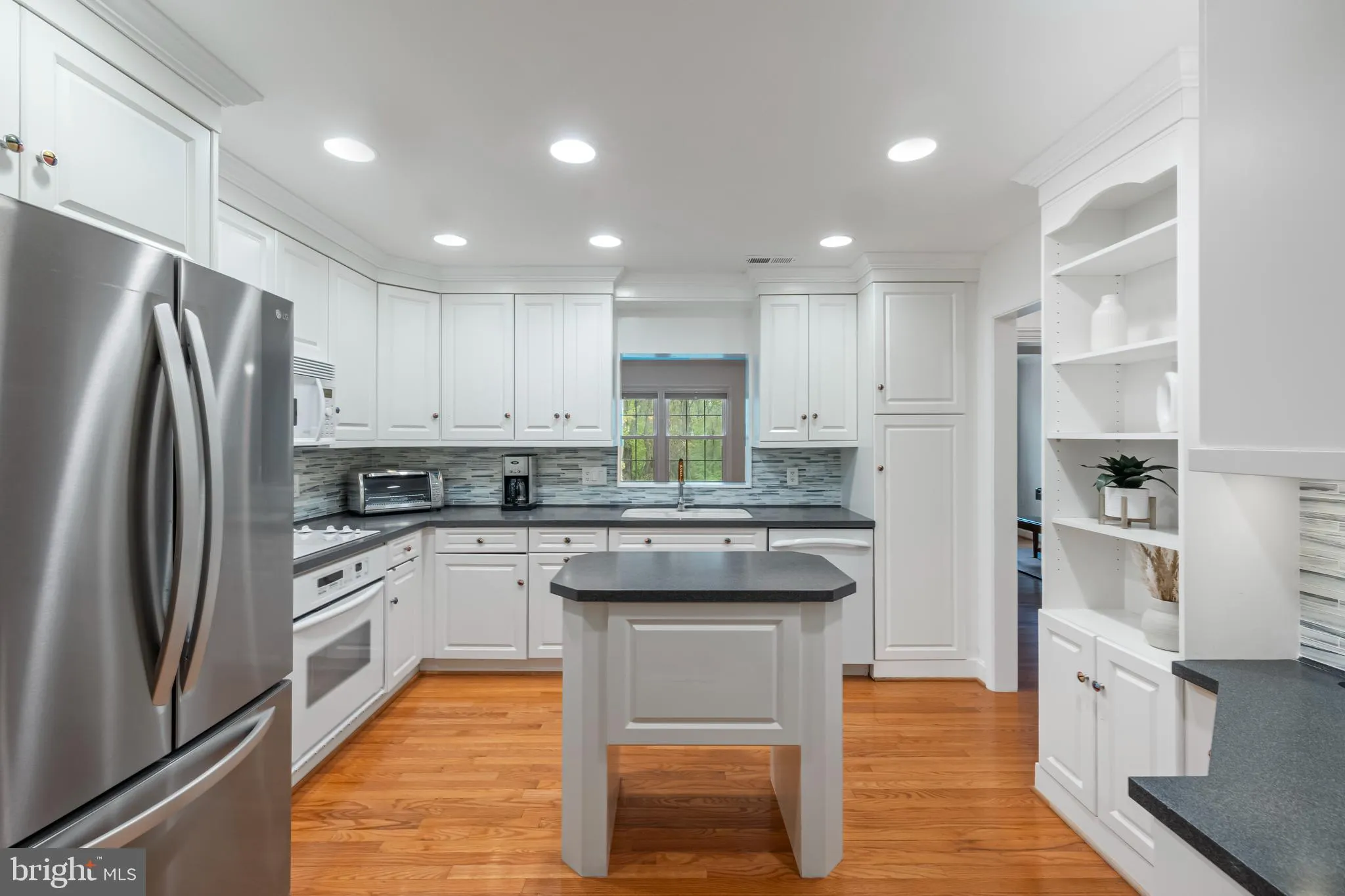 Vienna, Virginia 22180, United States, 3 Bedrooms Bedrooms, ,4 BathroomsBathrooms,Residential,Pending,115837