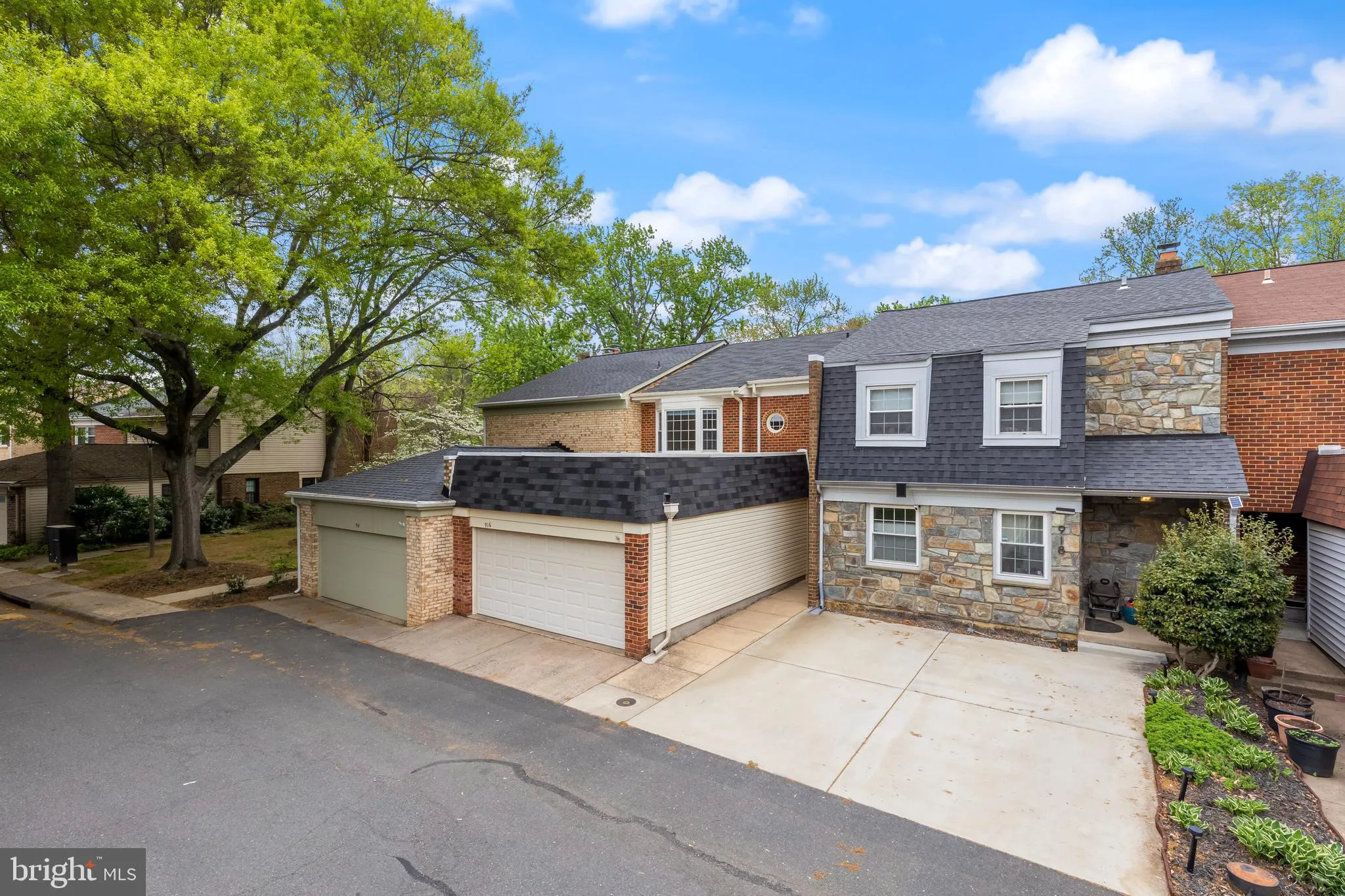 Vienna, Virginia 22180, United States, 3 Bedrooms Bedrooms, ,4 BathroomsBathrooms,Residential,Pending,115837