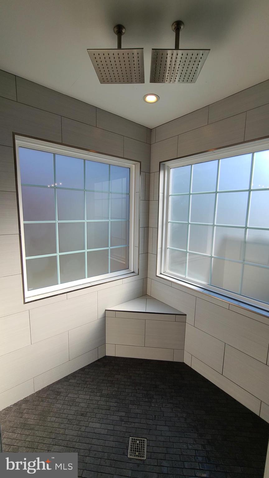 GREAT FALLS CHASE - Residential Lease