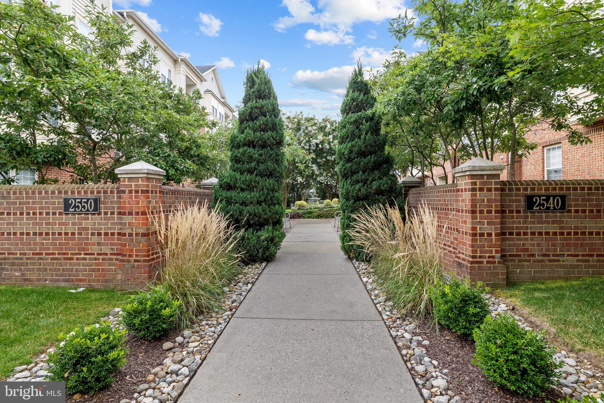 2540 KENSINGTON GARDENS 204