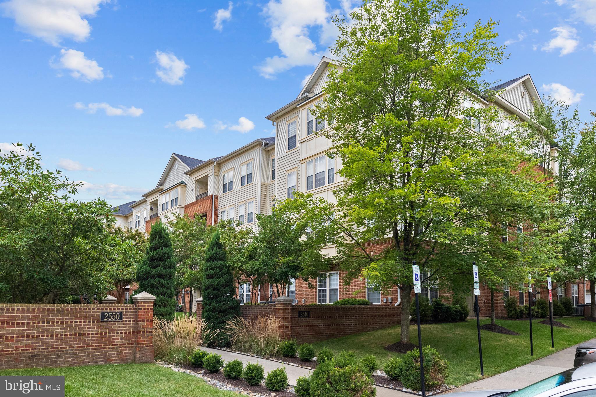 2540 KENSINGTON GARDENS 204