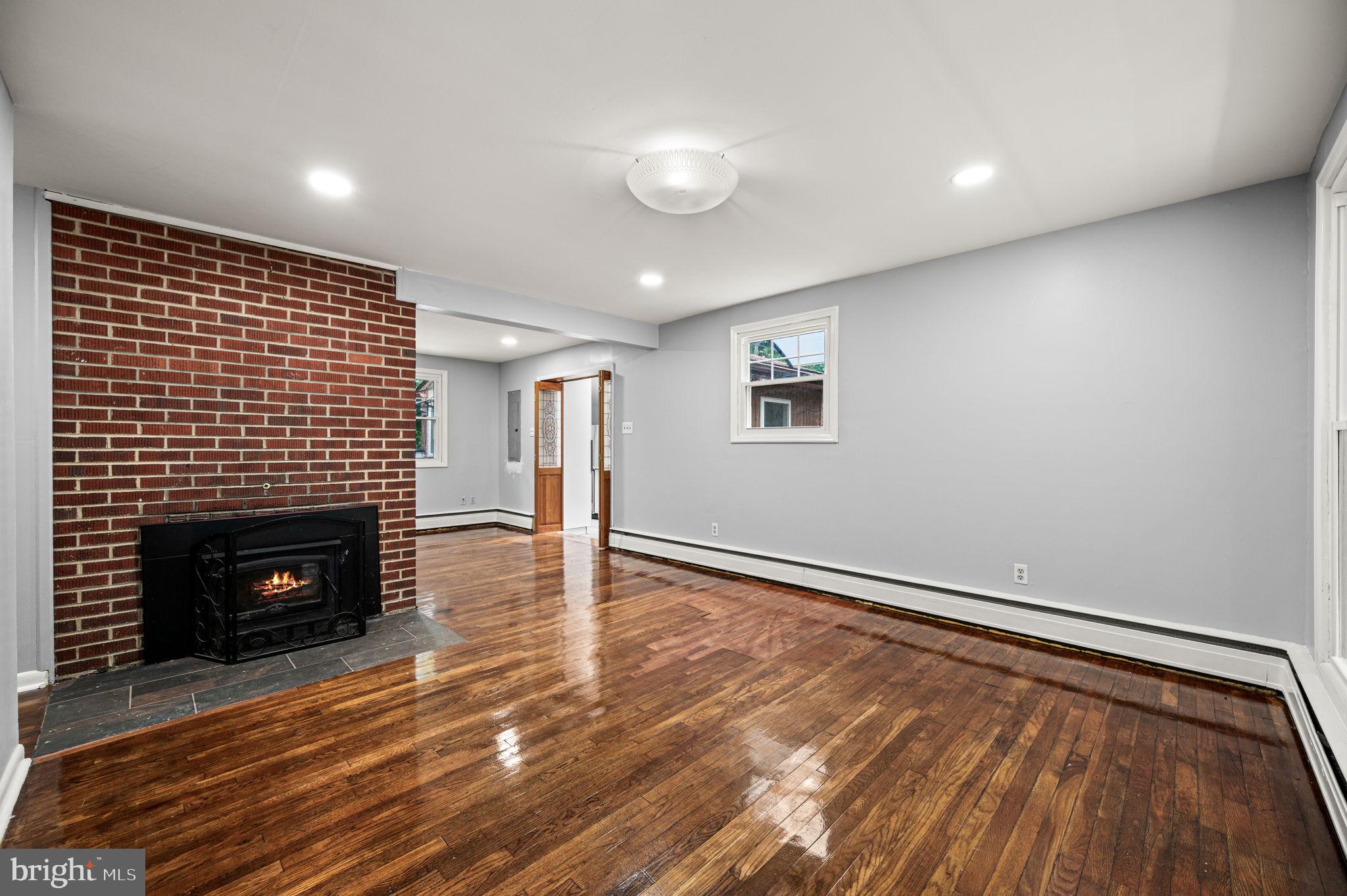 25 E PENNSBURY WAY