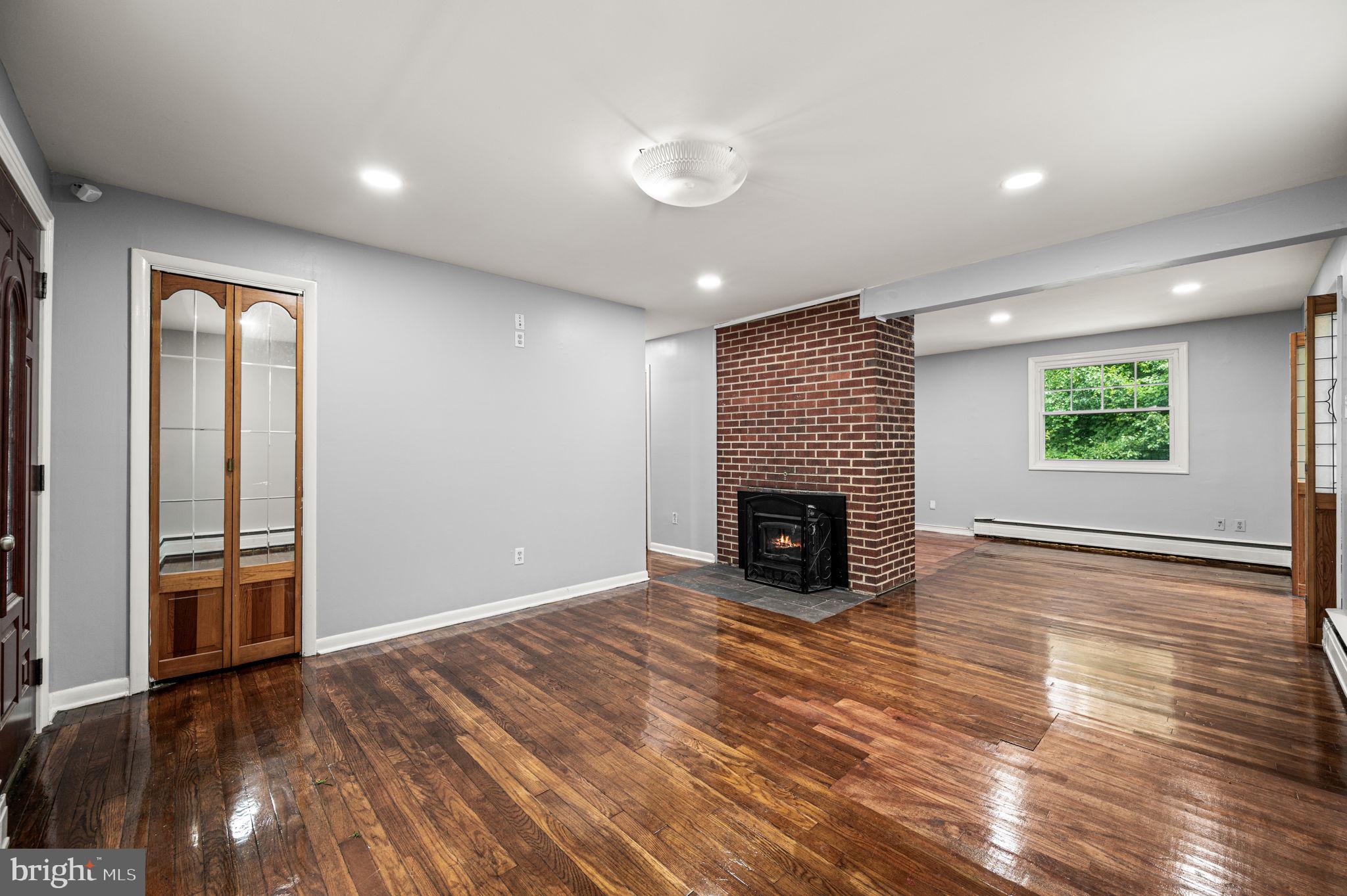 25 E PENNSBURY WAY
