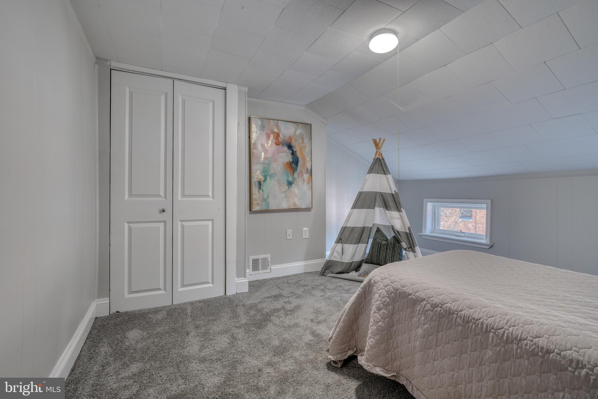 HOLLINS MARKET - Residential