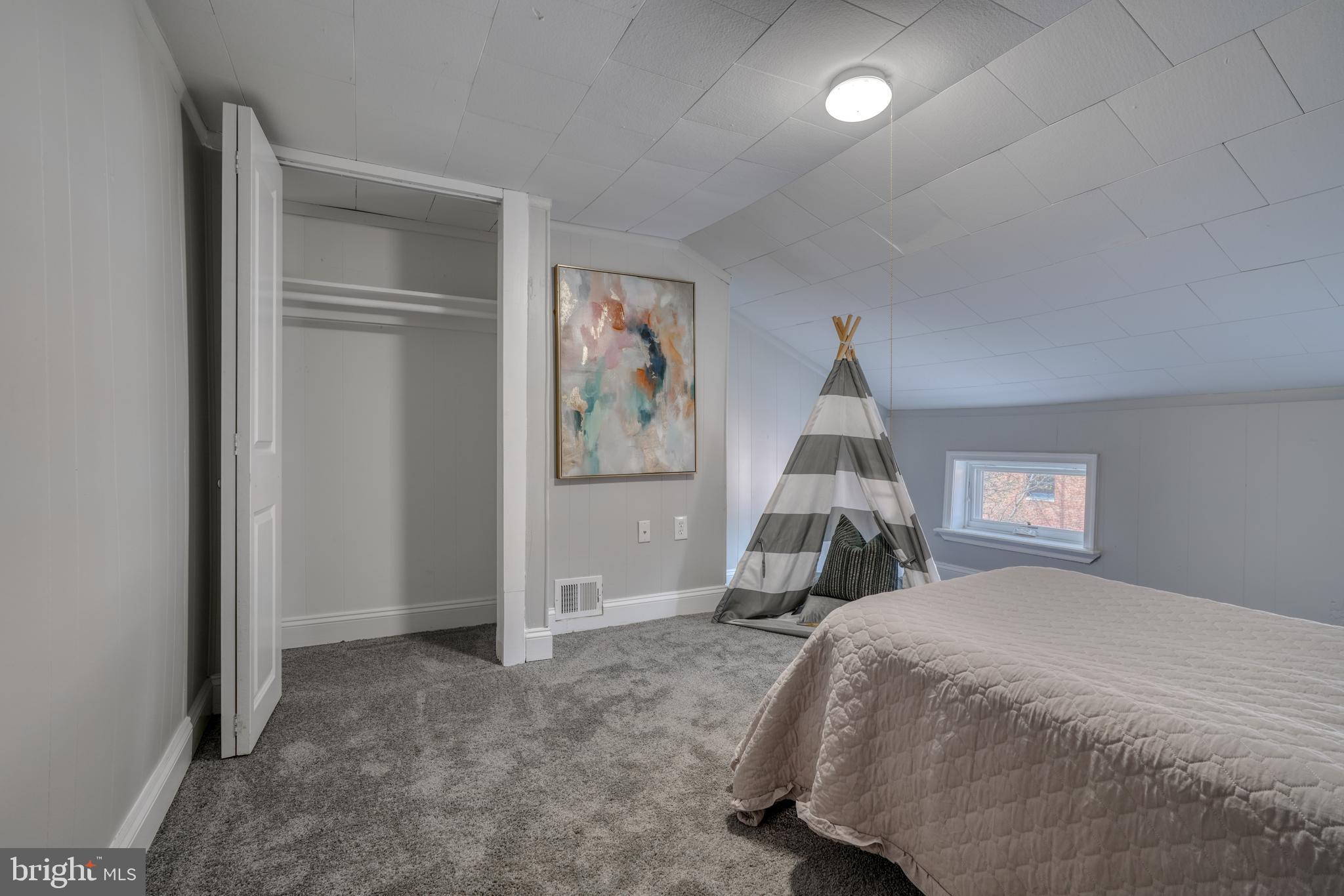 HOLLINS MARKET - Residential