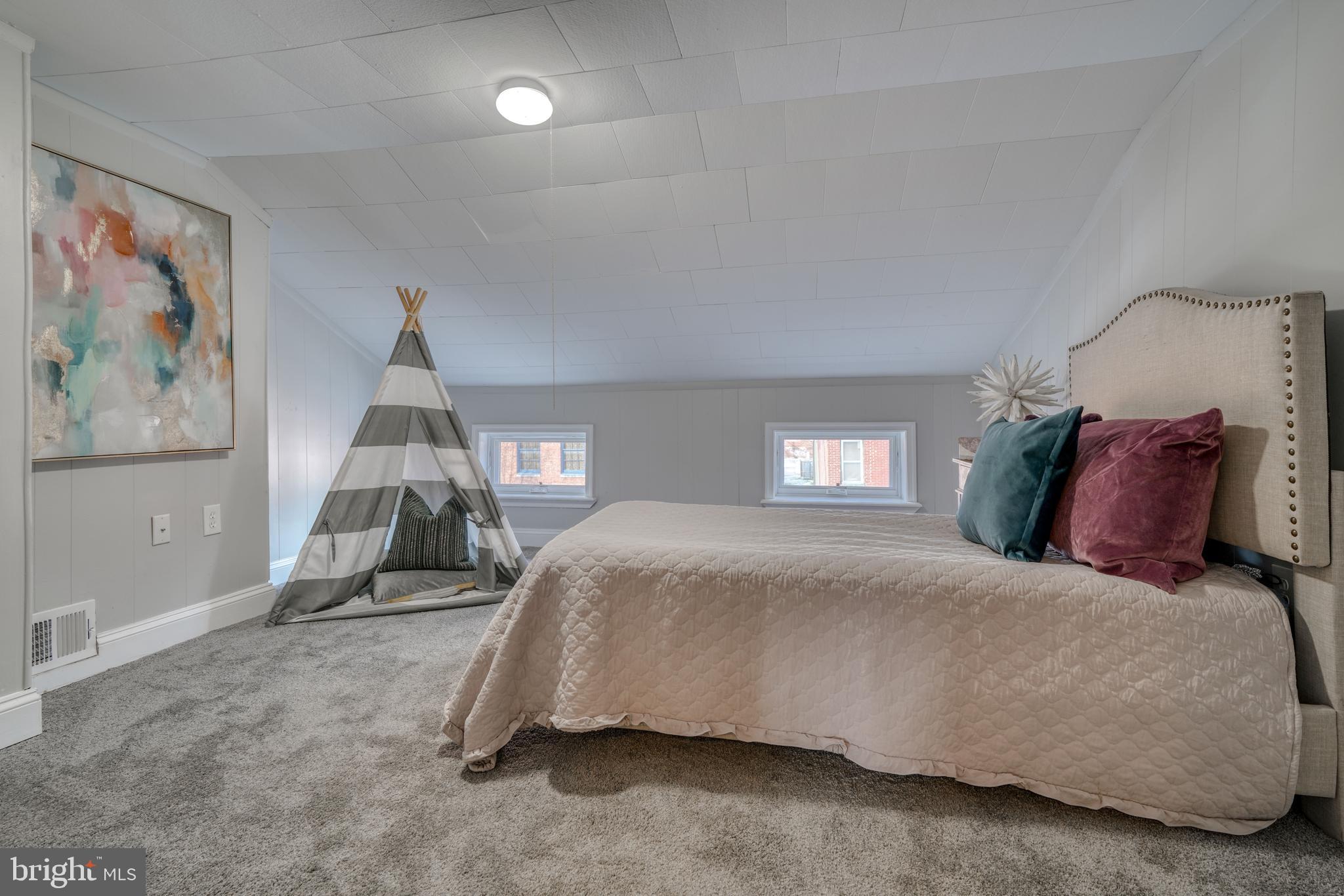 HOLLINS MARKET - Residential