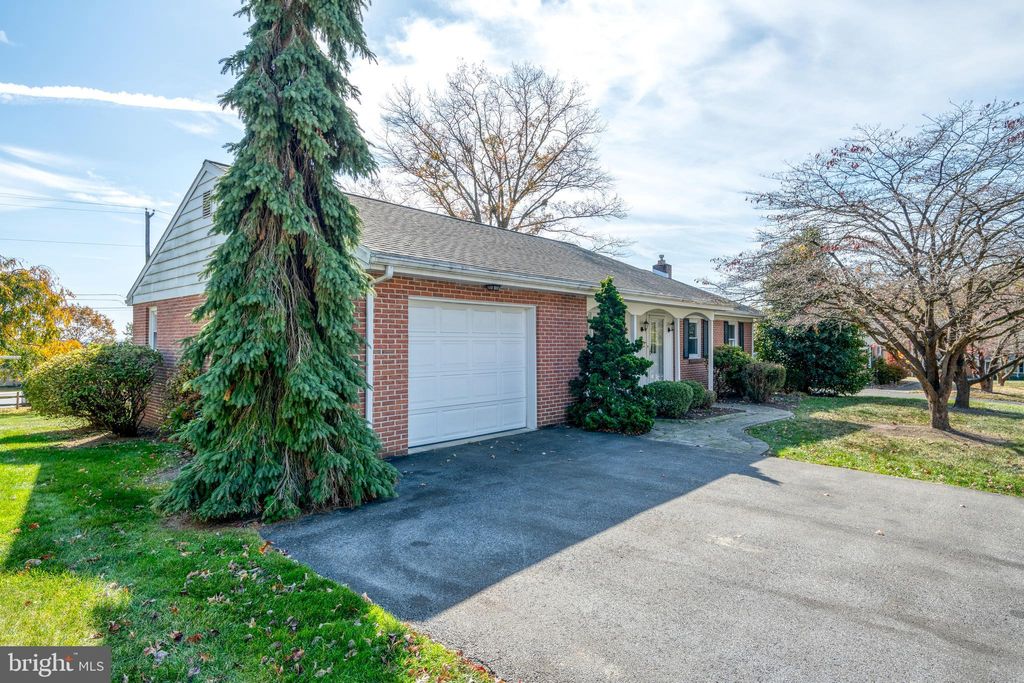 Photo of 41 Dawn Avenue, Akron, PA 17501 (MLS # PALA2059688)