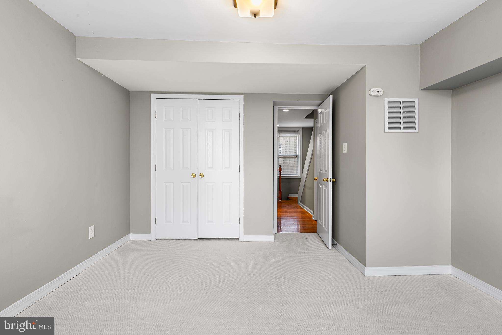 QUEEN VILLAGE - Residential