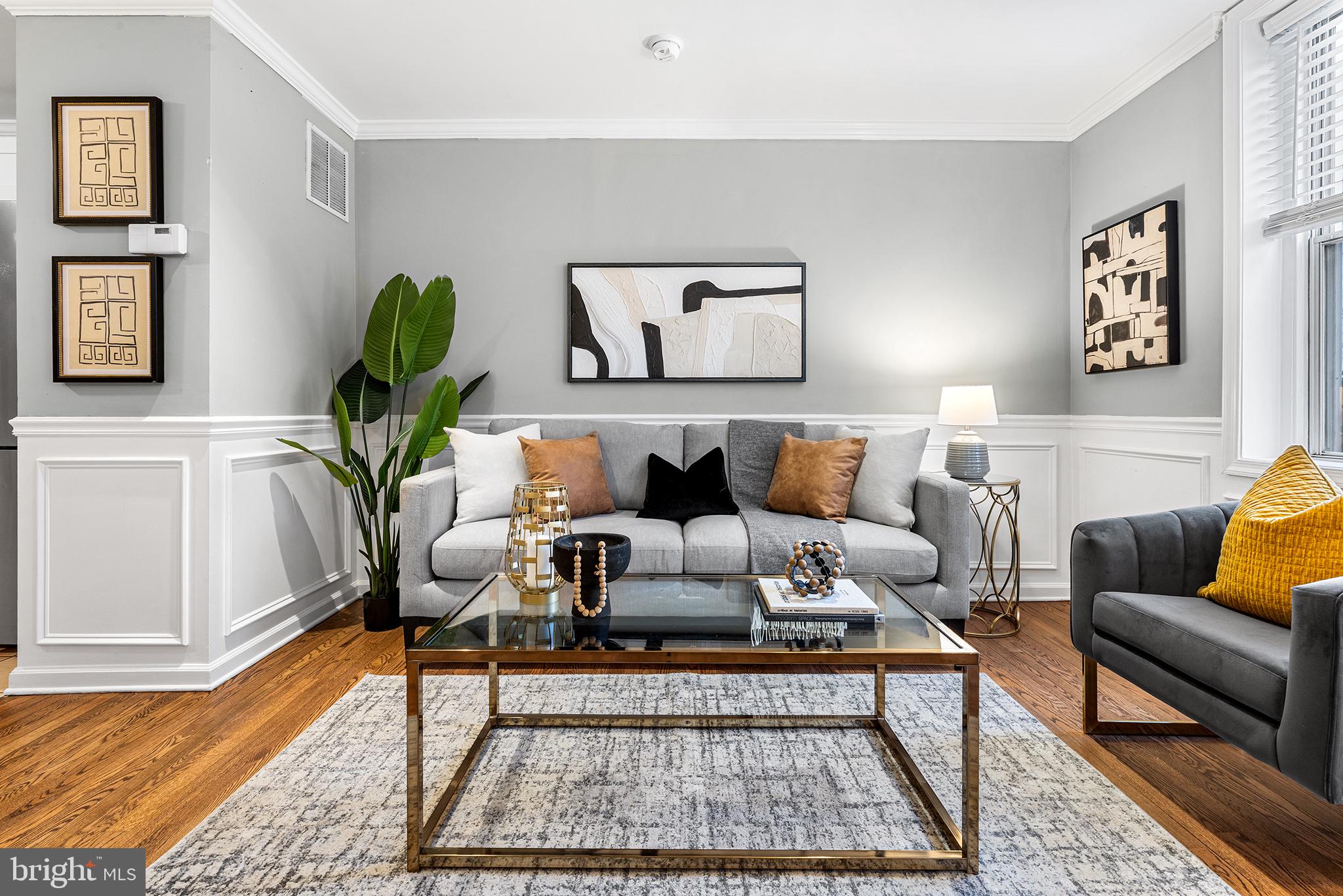 QUEEN VILLAGE - Residential