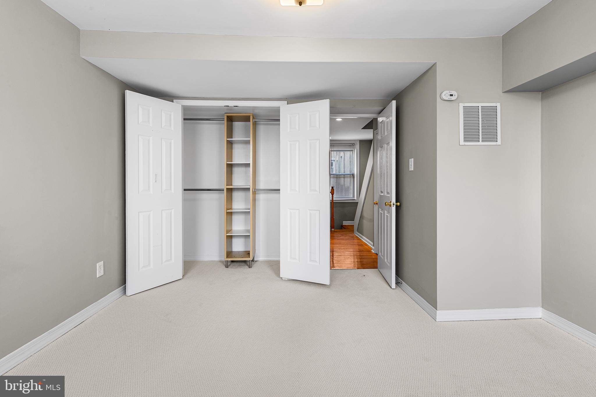 QUEEN VILLAGE - Residential