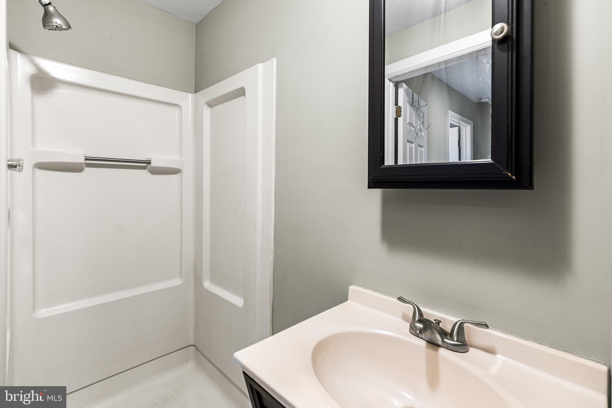 QUEEN VILLAGE - Residential
