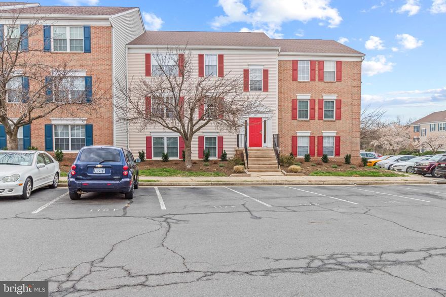 Beautiful and well maintained 2 Bed and 2 Bath condo in Fox Chapel. 
Light pours in to living area from year round sun room with huge windows. Window light a nice kitchen with dining combo. Spacious master bedroom with walk-in closet. Roomy master bath with attached laundry, very clean, new paint throughout. Just steps to the W&OD Trail. New floor in living and kitchen  (2022), New Stove (2022) ,  New toilets (2022), Refrigerator (2021) , Unit is 1st floor
** Main door locked from 7pm to 7am**