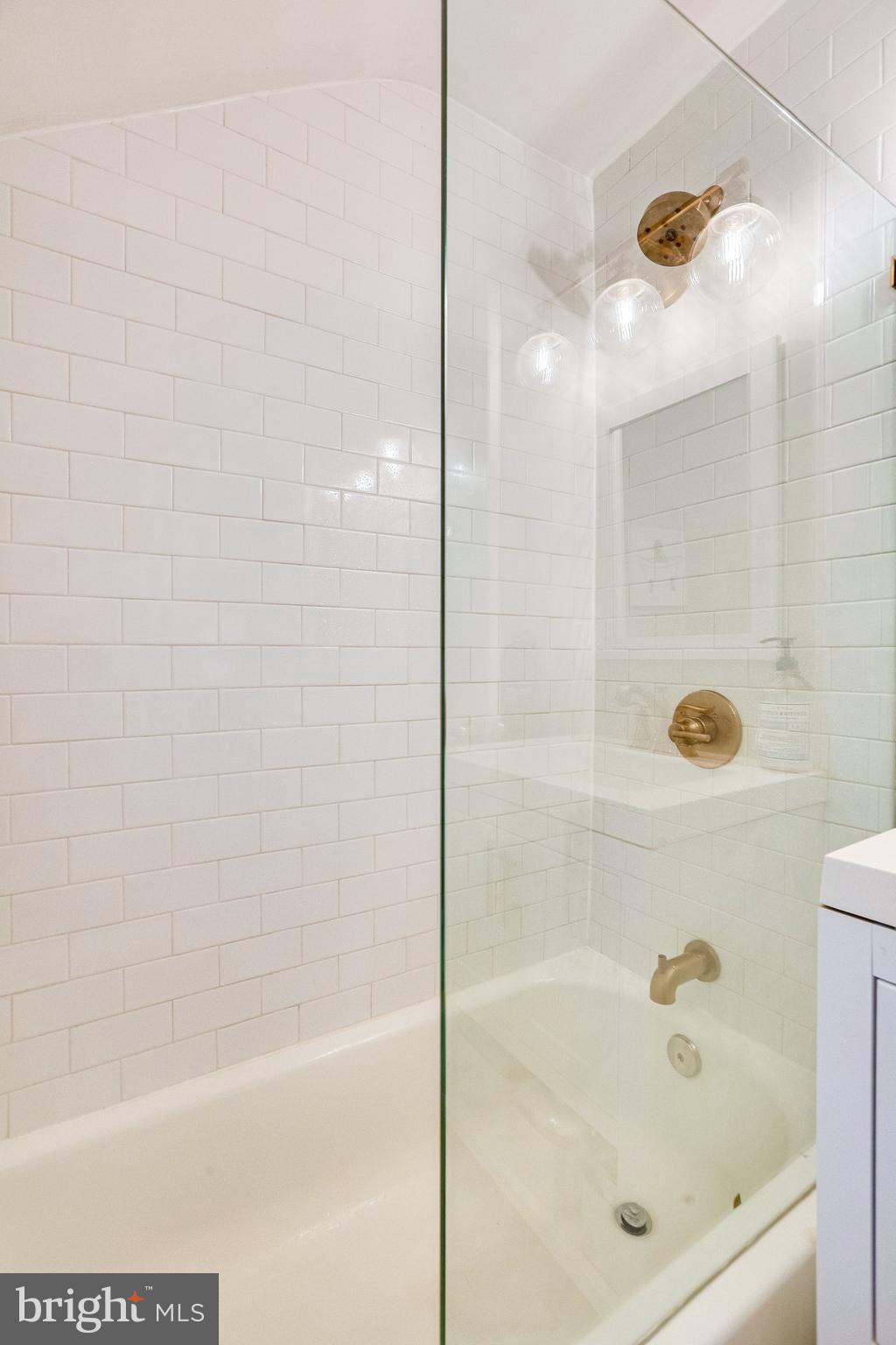 COLUMBIA FOREST - Residential Lease