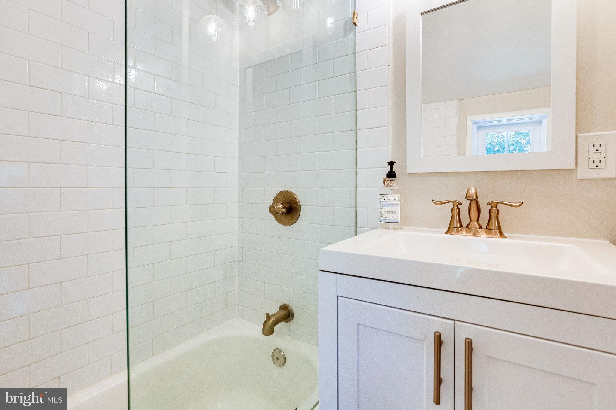 COLUMBIA FOREST - Residential Lease