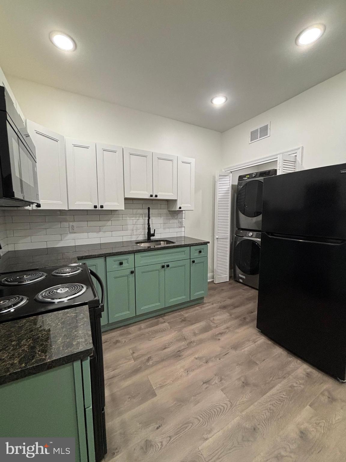 newly renovated spacious 2 bedroom 1 bathroom. the apartment comes hooked up with full kitchen, washer and dryer, central air and central heat. Located in Cobbs Creek on a quiet street between 59th and 60th street. Near MSL, St. Joseph Universtiy, Upenn and much more. First month, Last month and one month security deposit due before move in. Pets allowed on case to case basis.