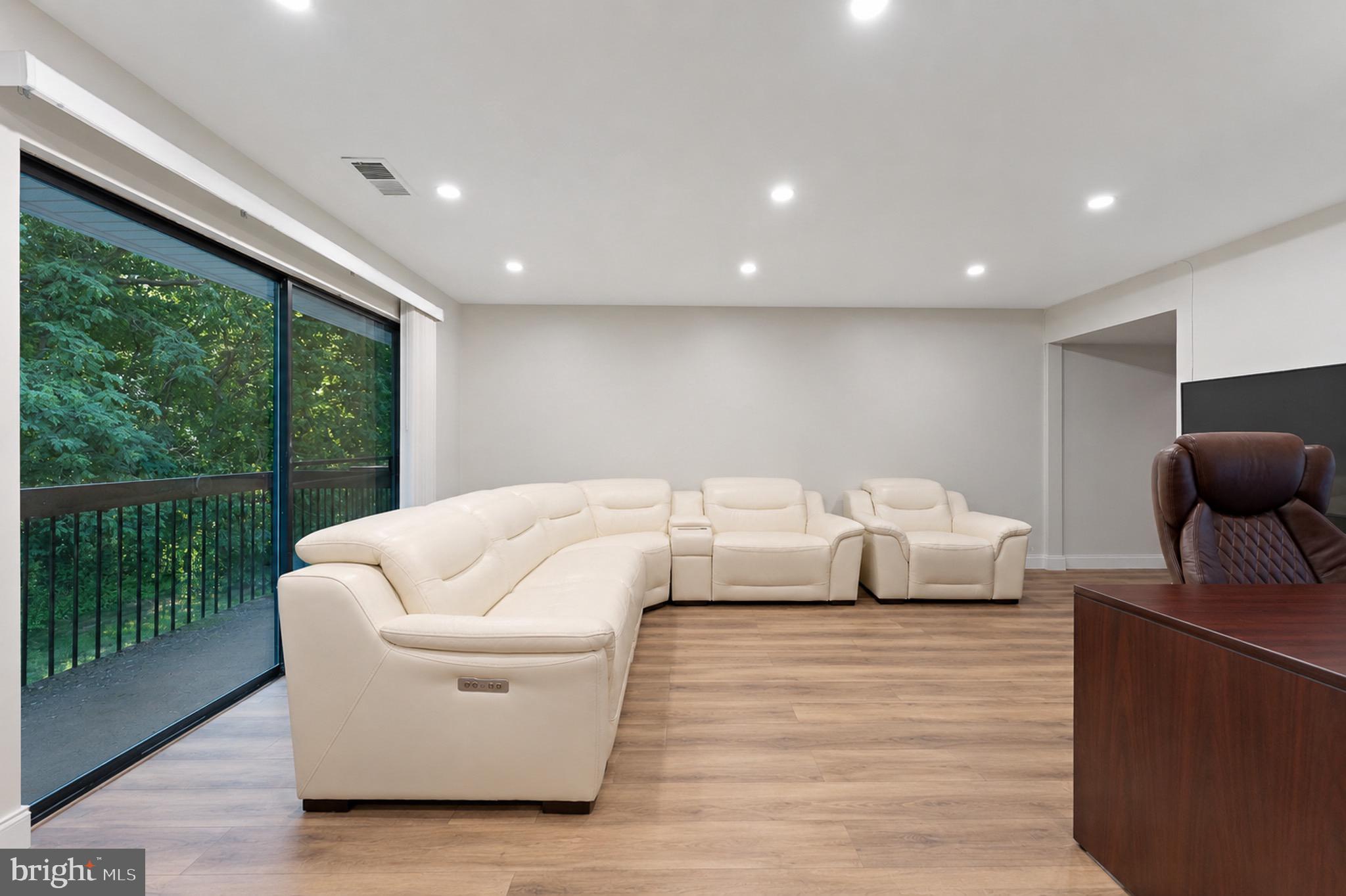 115 E KINGS HIGHWAY #140