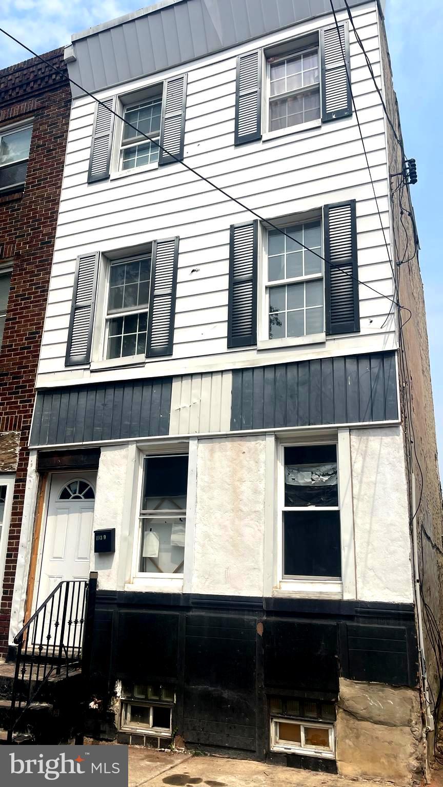 Investor Alert, or someone who wants to put in some sweat equity and have a nice home. Here's a chance to pick up a End of a row 4 bedroom 2 bathroom home in East Kensington.
The property has plenty of potential.
It is being sold AS-IS with buyer responsible for the U & O and any violations.