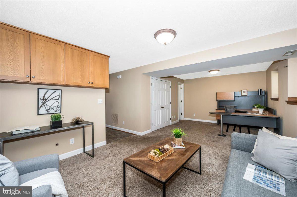 QUINCE ORCHARD MANOR - Residential