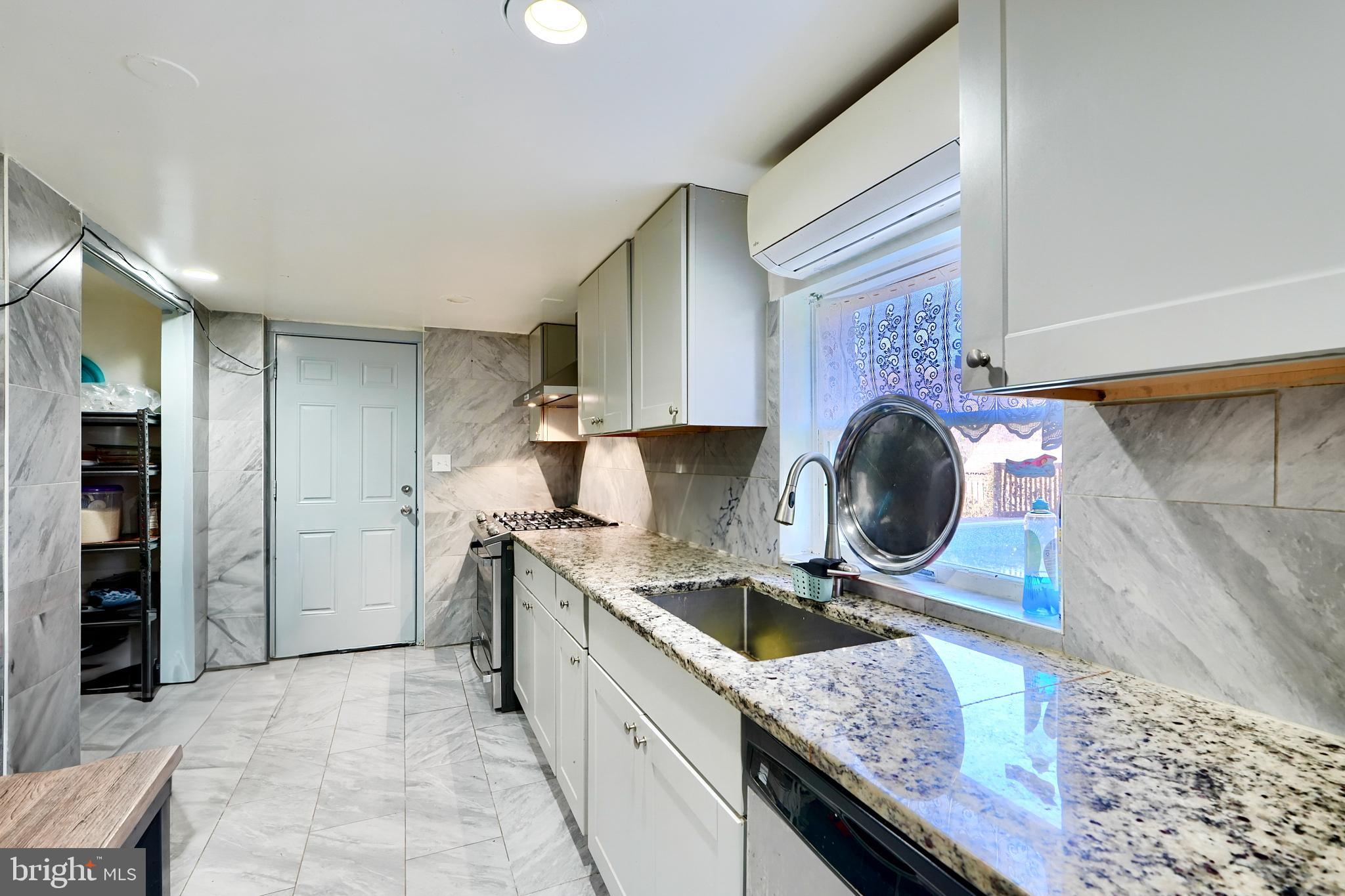 FULLERTON HEIGHTS - Residential