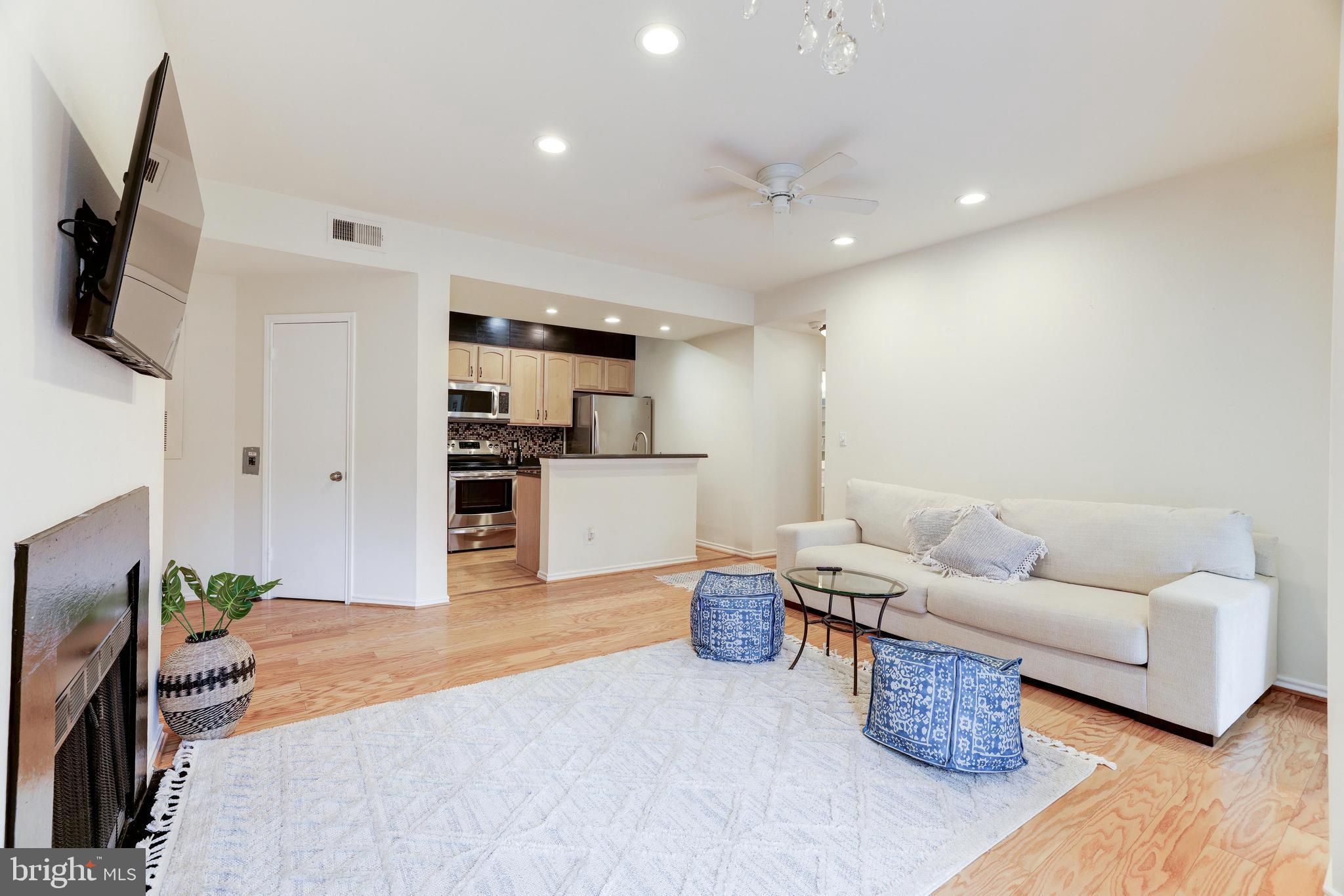 PENDERBROOK SQUARE CONDOMINIUMS - Residential Lease