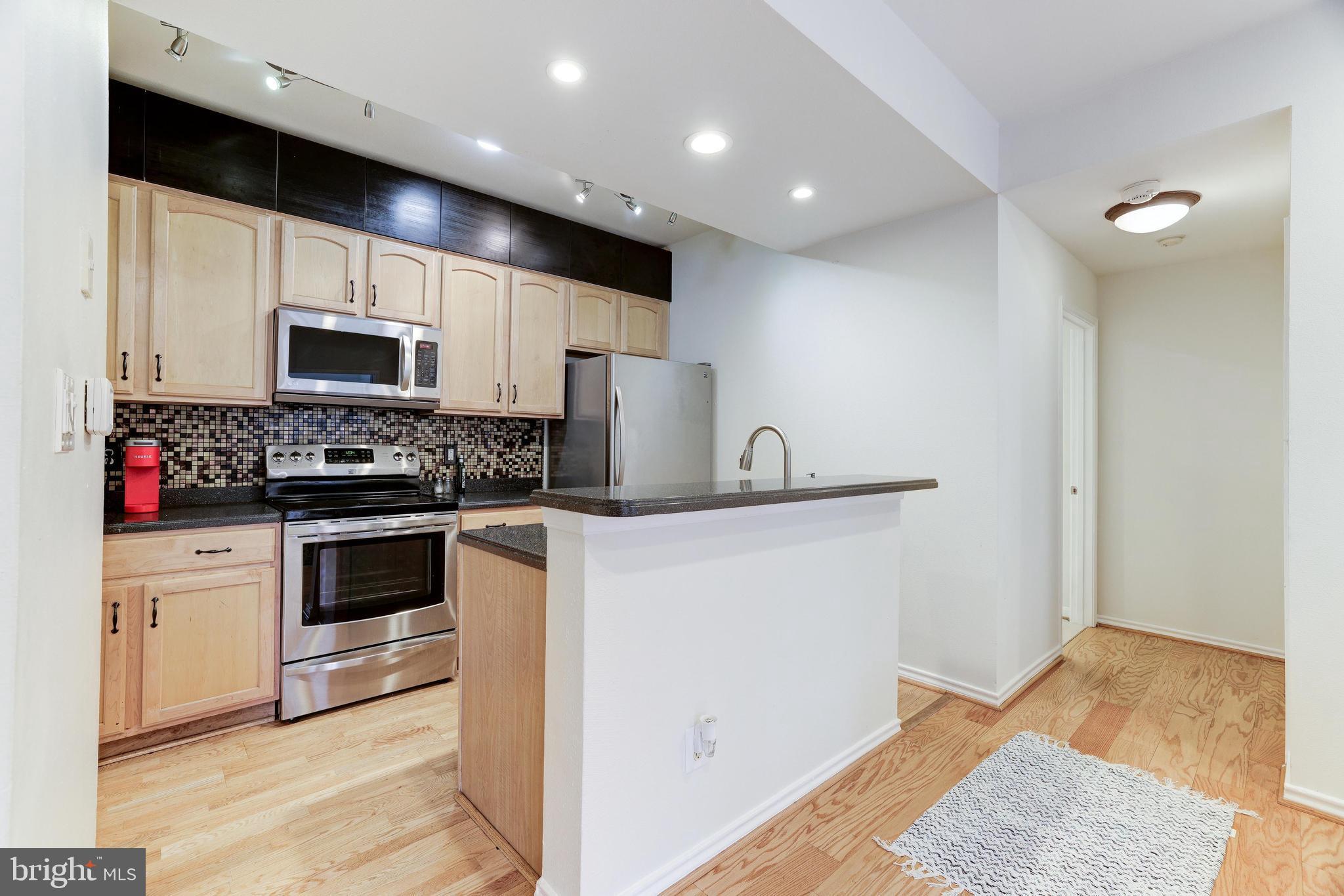 PENDERBROOK SQUARE CONDOMINIUMS - Residential Lease