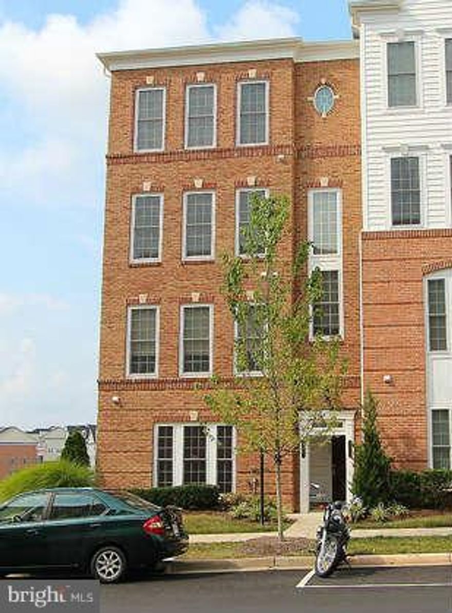 Beautiful, well cared for newer home in Potomac Club available for lease. Hardwood floors on main level. Granite counter tops and stainless steel appliances. 3 BR, 2.5BA and garage. Great commuter location. Close to 95 and VRE. Very close to shopping and restaurants. Fantastic Potomac Club amenities!